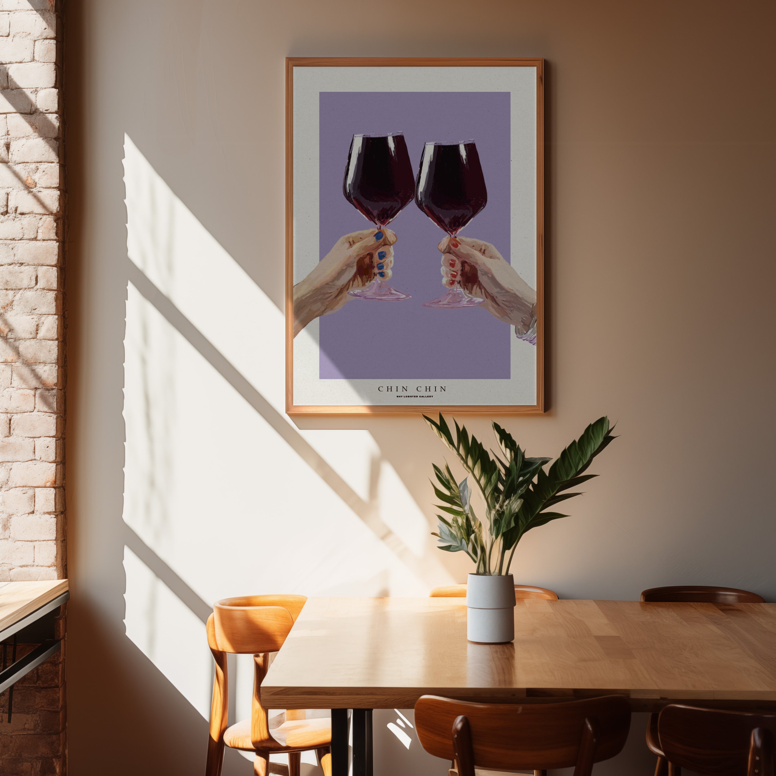 "Chin Chin" – Grafisk plakat med to vinglas fyldt til randen, der skåler i fejringen. Perfekt til vinelskere, denne livlige plakat opfordrer til at fejre hverdagens øjeblikke og er ideel til køkkener, spiseområder eller vin-tema indretning. Plakat i ramme Hænger over spisebord