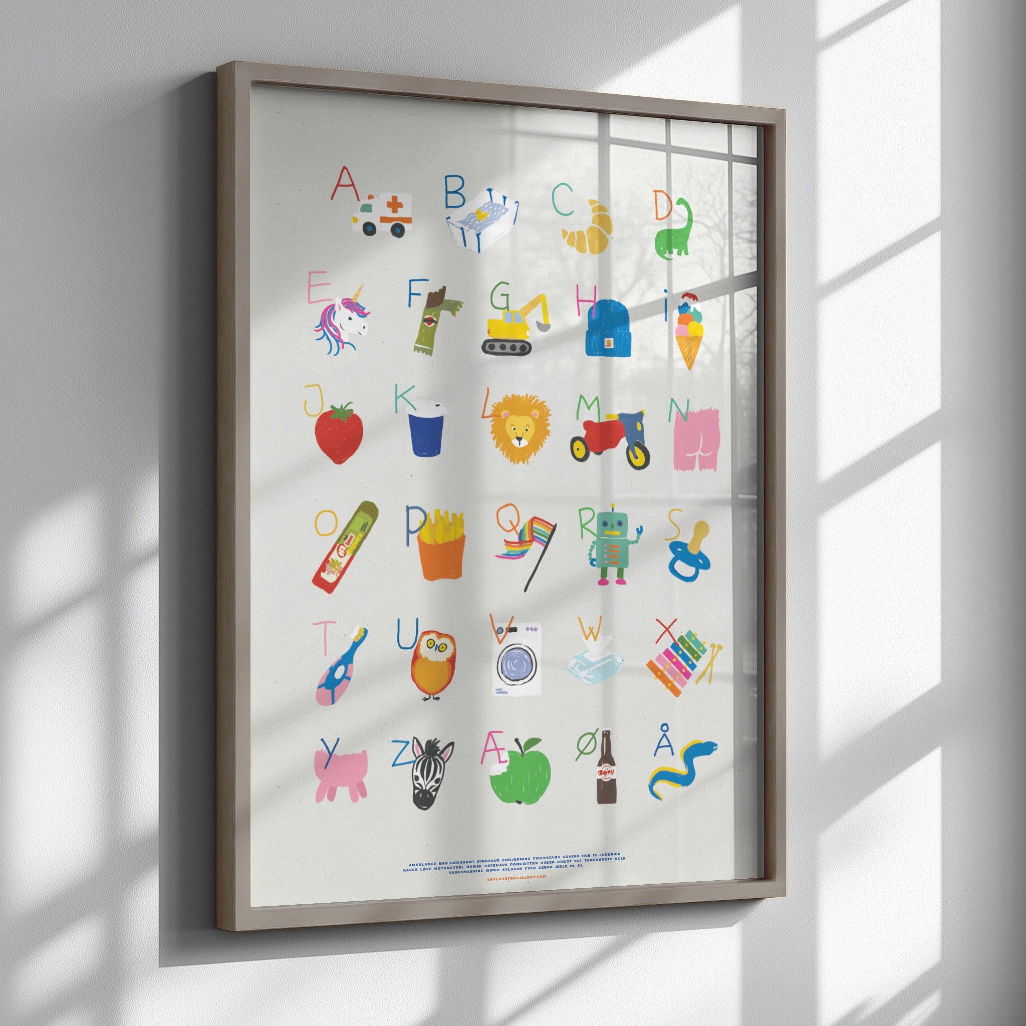 En humoristisk og farverig alfabetplakat (2026‑venlig) til børn med legende illustrationer som vådservietter, pommes frites, figensnitter, LGBTQ+‑flag og meget mere. En moderne, inklusiv og sjov måde at lære ABC på – perfekt til børneværelset, legeområdet eller stuen.