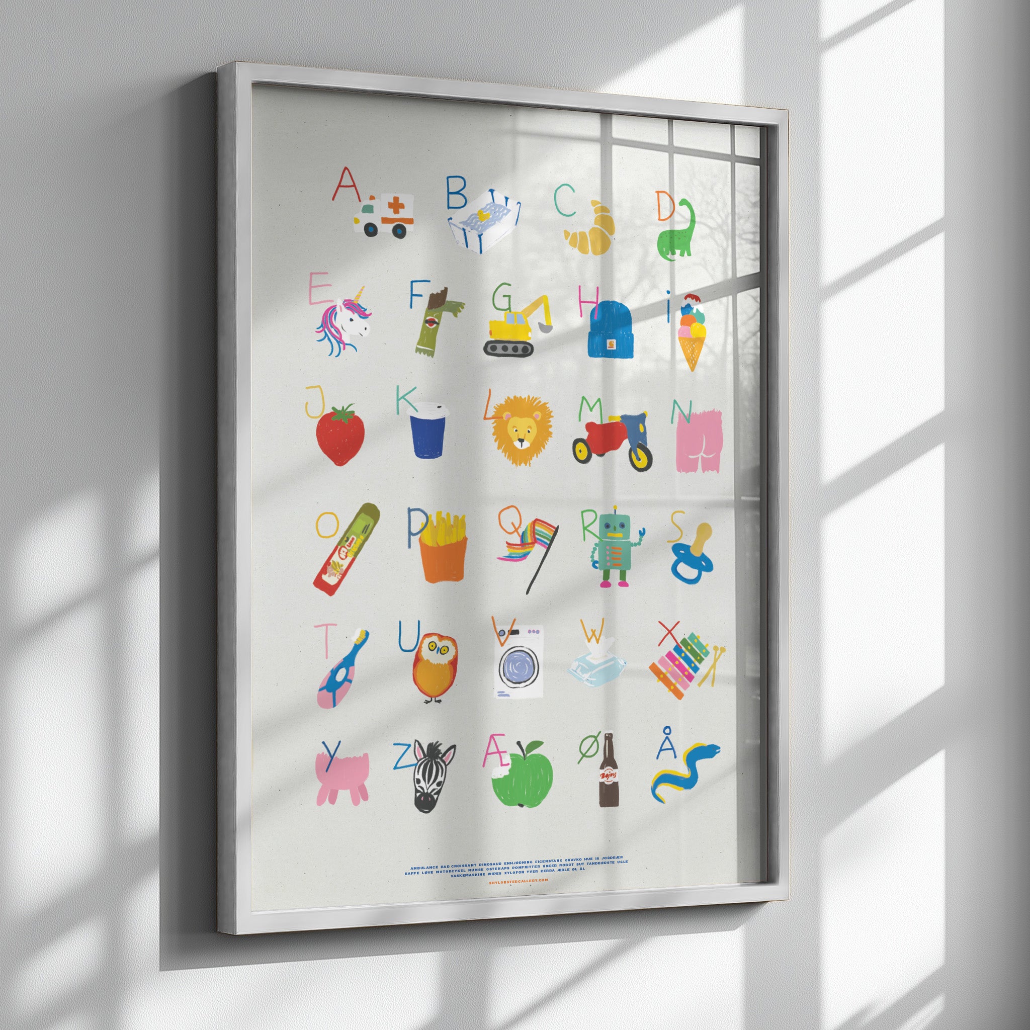 En humoristisk og farverig alfabetplakat (2026‑venlig) til børn med legende illustrationer som vådservietter, pommes frites, figensnitter, LGBTQ+‑flag og meget mere. En moderne, inklusiv og sjov måde at lære ABC på – perfekt til børneværelset, legeområdet eller stuen.