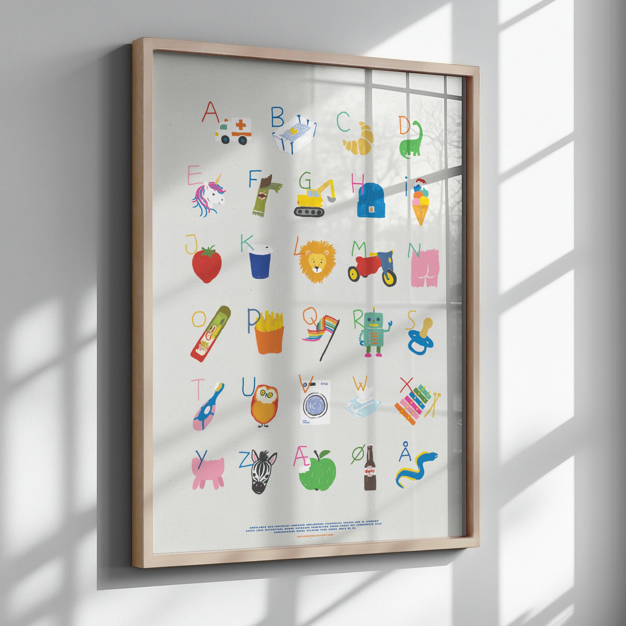 En humoristisk og farverig alfabetplakat (2026‑venlig) til børn med legende illustrationer som vådservietter, pommes frites, figensnitter, LGBTQ+‑flag og meget mere. En moderne, inklusiv og sjov måde at lære ABC på – perfekt til børneværelset, legeområdet eller stuen.