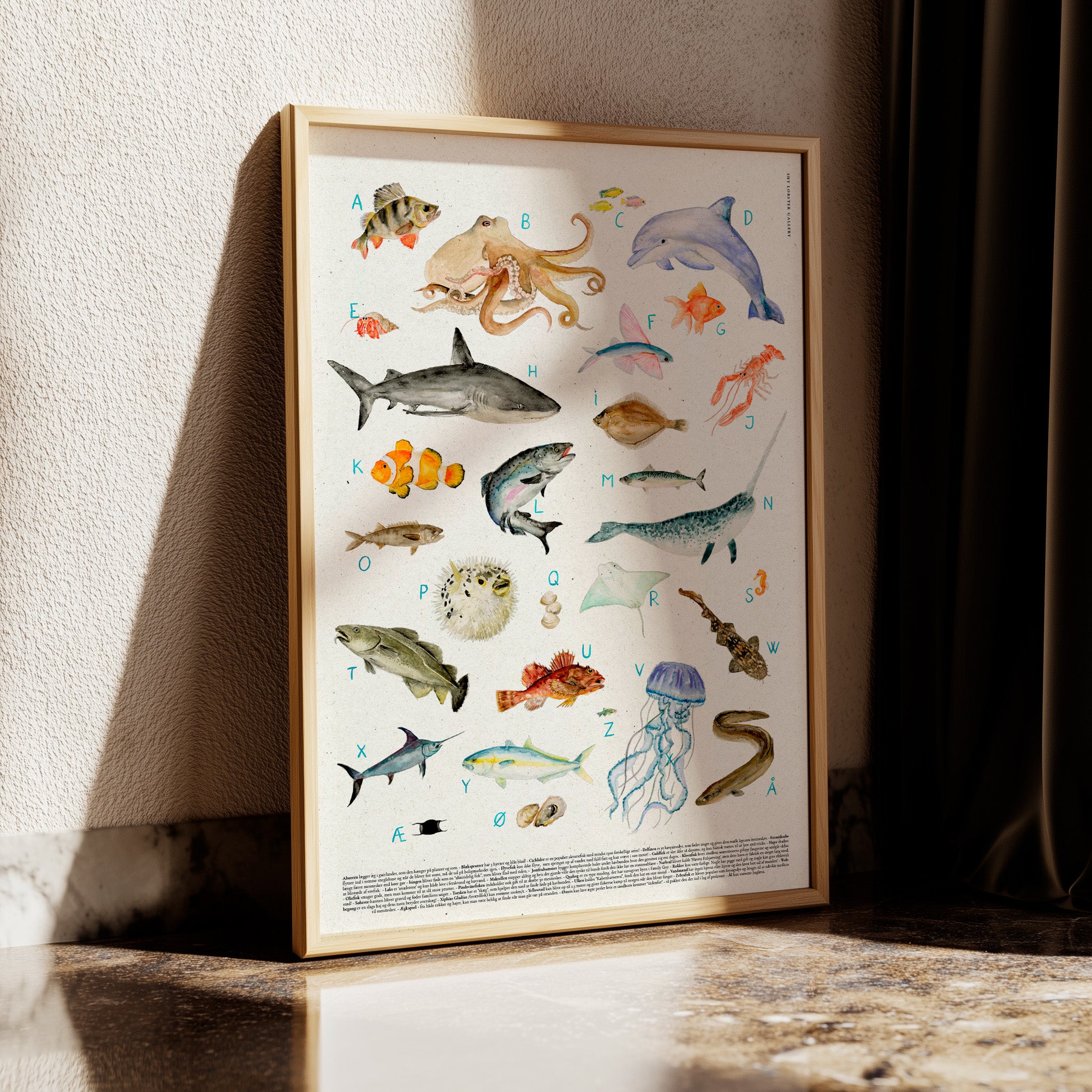 "Havets ABC" – Ocean-tema alfabetplakat til børn med 28 håndmalede havdyr, der hver repræsenterer et bogstav. Akvarel-design med dæmpede nuancer, perfekt til børneværelser, børnehaver og familieområder. Inkluderer sjove fakta om hvert havdyr, ideel til familier, der elsker havet og fiskeri.
