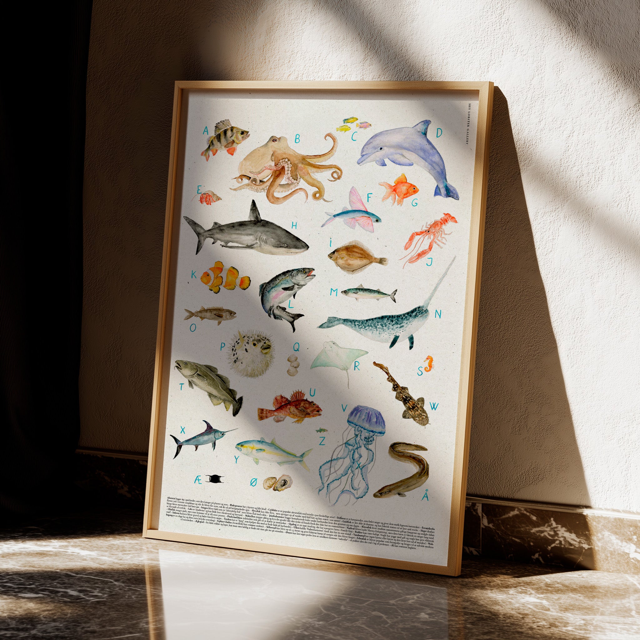 "Havets ABC" – Ocean-tema alfabetplakat til børn med 28 håndmalede havdyr, der hver repræsenterer et bogstav. Akvarel-design med dæmpede nuancer, perfekt til børneværelser, børnehaver og familieområder. Inkluderer sjove fakta om hvert havdyr, ideel til familier, der elsker havet og fiskeri. Alfabetplakat i træramme