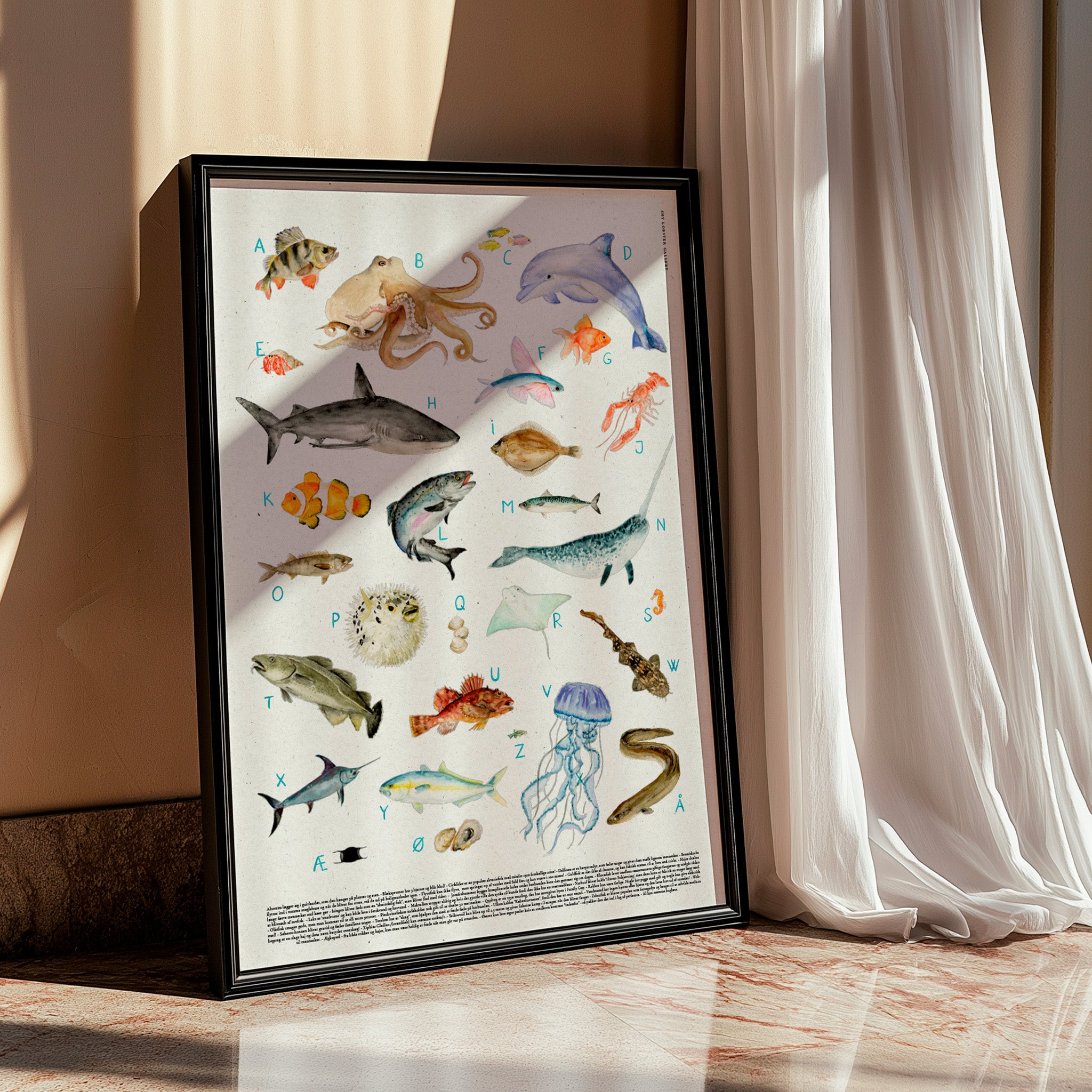 "Havets ABC" – Ocean-tema alfabetplakat til børn med 28 håndmalede havdyr, der repræsenterer hvert bogstav. Denne akvarelplakat med dæmpede farver er perfekt til børneværelser og familierum. Hver fisk er ledsaget af spændende fakta om havlivet, hvilket gør den til en sjov og lærerig måde at lære alfabetet på, samtidig med at børn opdager fascinerende fiskefakta. Ideel til familier, der elsker havet og fiskeri.